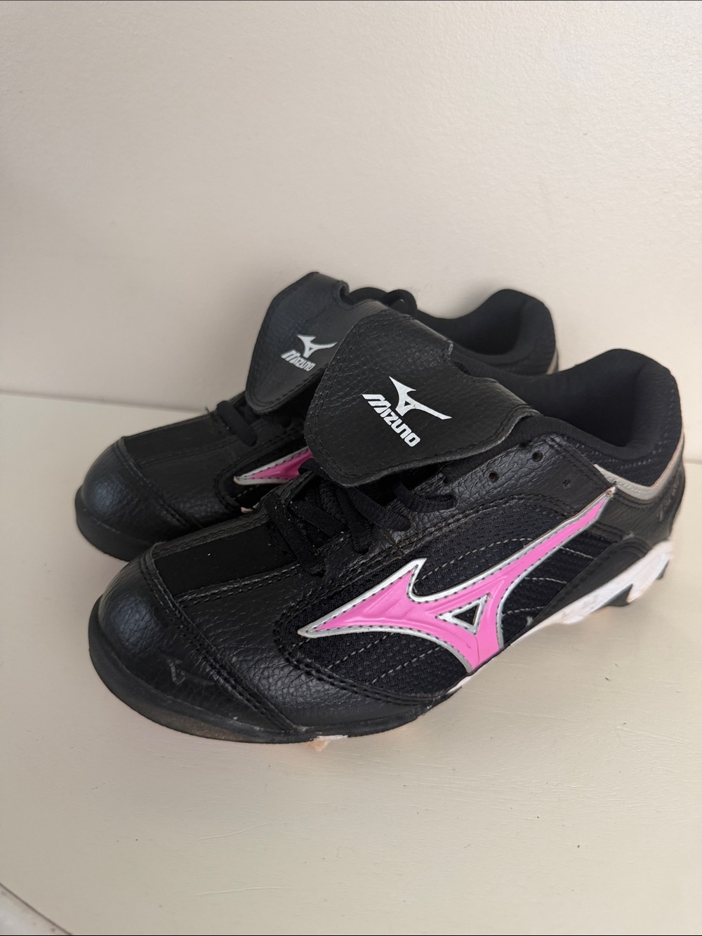 (S-2423) Mizuno Kids Black Softball Cleats with Pink Logo Trim, Size: 3